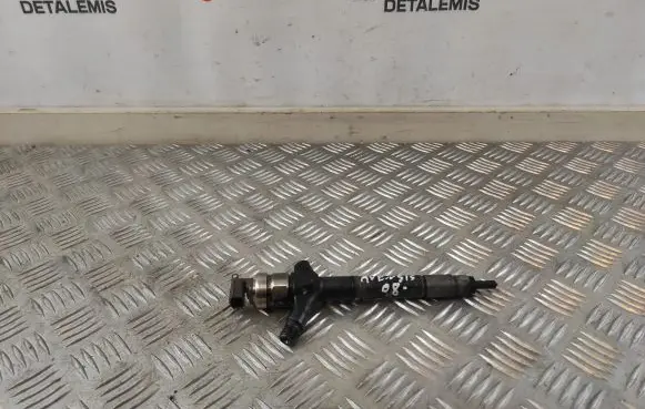 Toyota Avensis T250 Fuel injector 236700R030