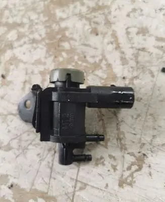 Volkswagen Golf V Turbo solenoid valve 1J0906283C