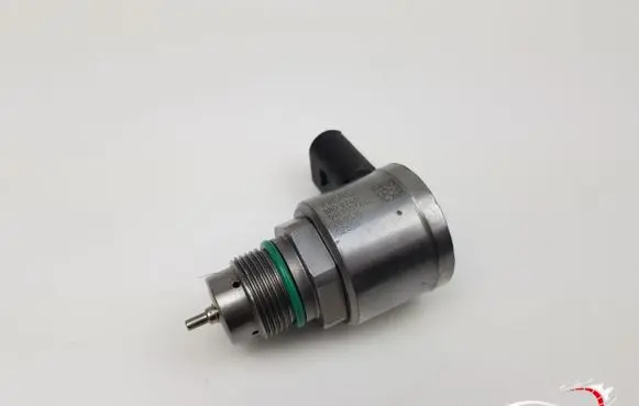 Volkswagen PASSAT B8 Fuel pressure regulator 04L130764C