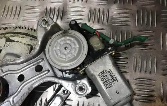 Toyota Corolla E110 Front door window regulator motor 8571012220 85710-12220