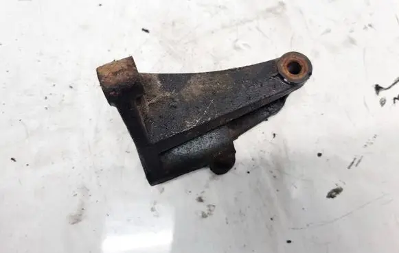 Engine mounting bracket