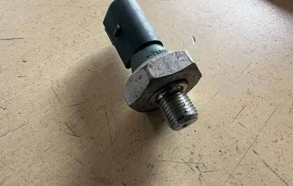 Volkswagen Polo IV 9N3 Oil pressure sensor 036919081C