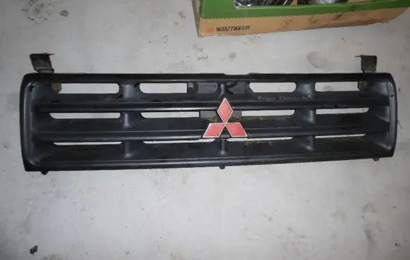 Mitsubishi Pajero Front bumper upper radiator grill