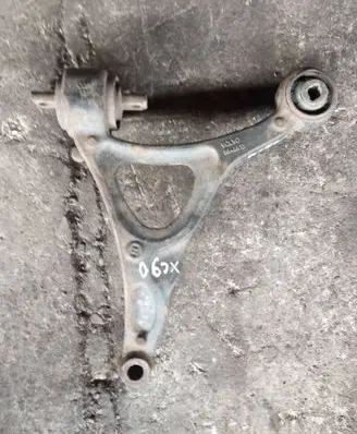 Volvo XC90 Front lower control arm/wishbone 8646613