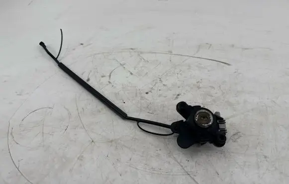 BMW 3 E46 Tailgate exterior lock 8241088