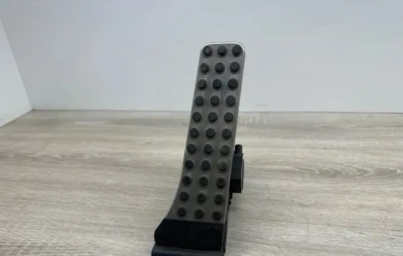 Mercedes-Benz E C207 W207 Accelerator throttle pedal A2043000204