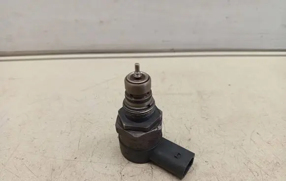 BMW 3 E90 E91 Fuel pressure regulator 0281002481 12952469 011205