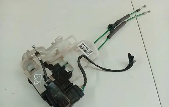Hyundai i30 Front door lock 813202L030