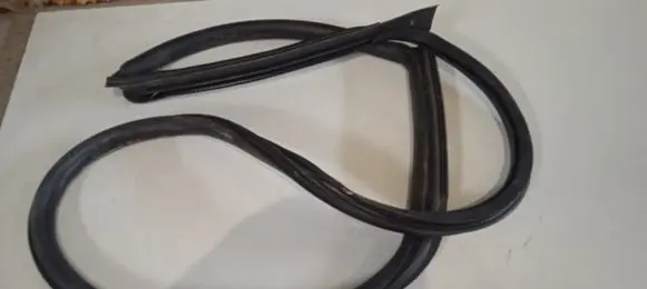 Maserati Levante Rear door rubber seal (on body) 670032884