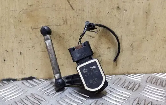 Headlight/headlamp level sensor