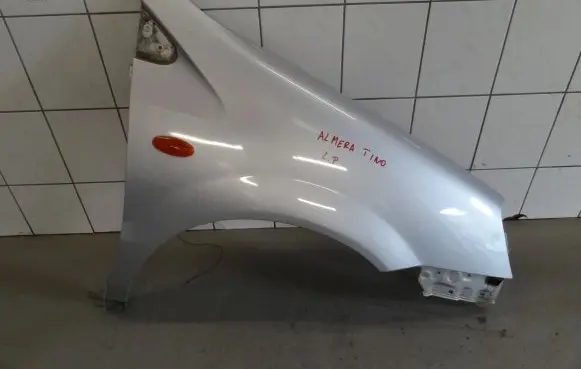 Nissan Almera Tino Fender