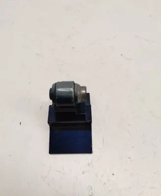 BMW 5 F10 F11 Front door lower hinge 7199575