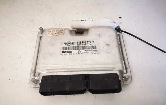 Volkswagen PASSAT B5.5 Engine control unit/module 038906019EM 0281010668
