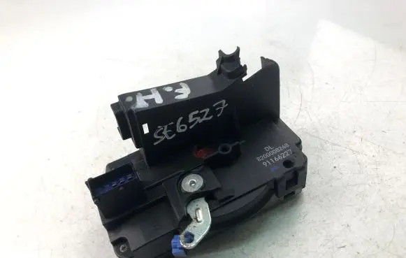 Opel Vectra C Coupe door lock (next to the handle) 8200008248