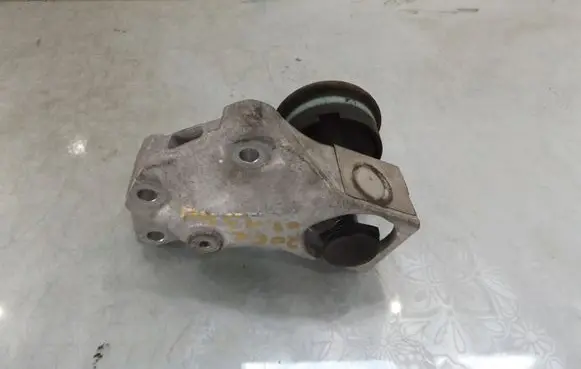 Peugeot 206+ Engine mounting bracket
