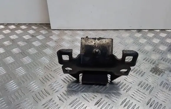 Nissan Navara D40 Engine mount bracket