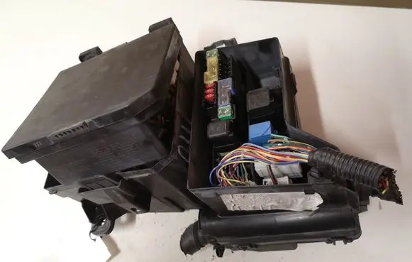 Nissan Qashqai Fuse module 519228324 284B7JD00B