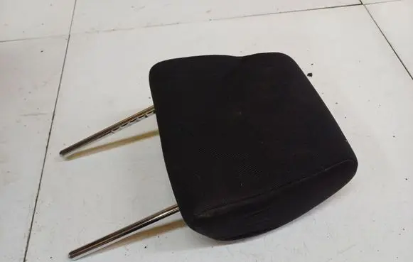 Suzuki Grand Vitara II Front seat headrest 