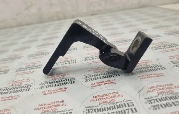 Volkswagen Touareg I Front door upper hinge 7L0831401A