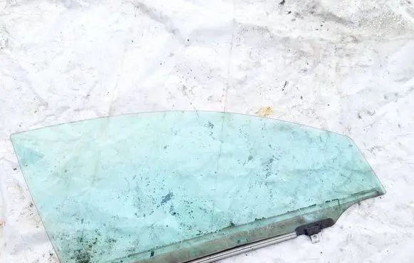 Toyota Avensis T250 Front door window glass four-door as2