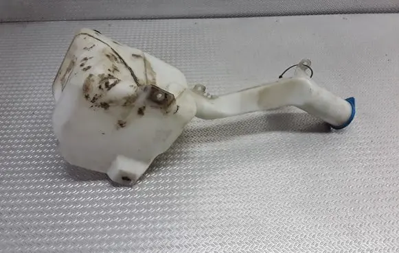 Honda CR-V Windshield washer fluid reservoir/tank
