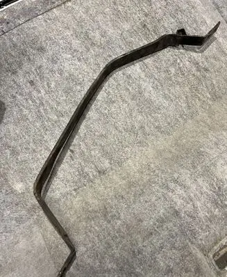 Fuel tank mounting bracket
