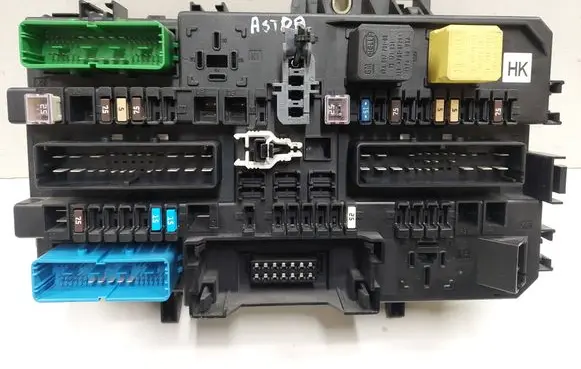 Opel Astra H Fuse module 13206762 5DK00866932