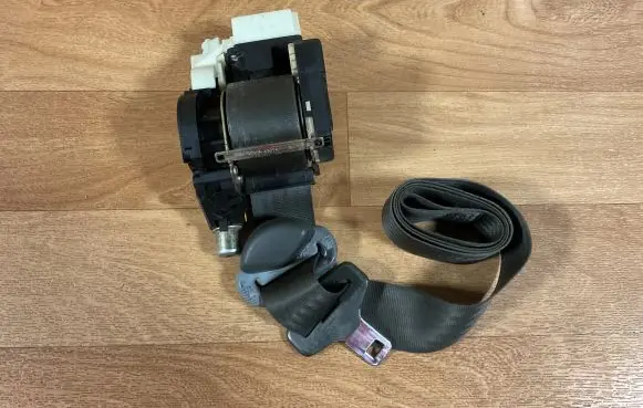 Fiat Punto (188) Front seatbelt 33043158A