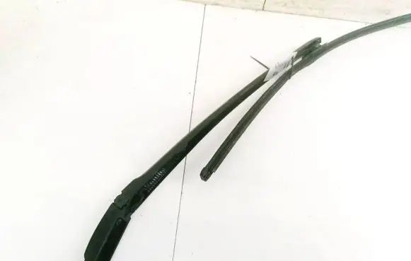 Volkswagen Touareg I Front wiper blade arm