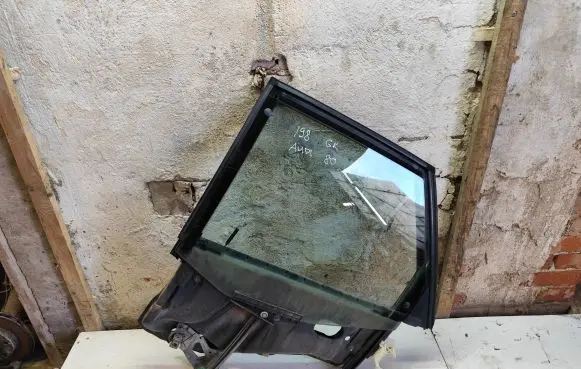 Audi 80 90 B3 Rear door window/glass frame 