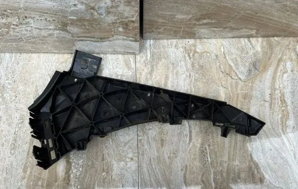 Audi Q7 4L Front bumper mounting bracket 4L0807284