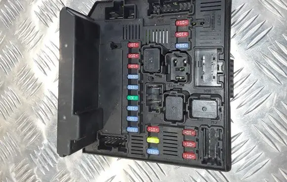 Nissan Qashqai Fuse module 519228324 1018326385 284B7JD00B