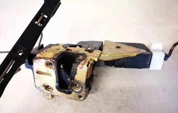 Mitsubishi Carisma Front door lock