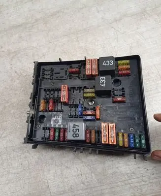 Volkswagen Touran I Fuse module 1K0937819A L1T000034 1K0937805