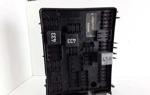 Volkswagen Golf V Fuse module 1K0937124H