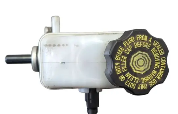 Hyundai i30 Master brake cylinder 585101H200