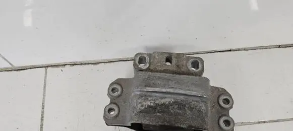 Volkswagen Tiguan Engine mount bracket 3C0199555