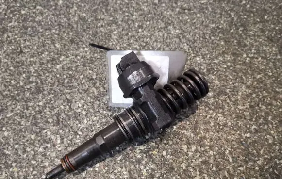 Volkswagen PASSAT B6 Fuel injector 038130080AX