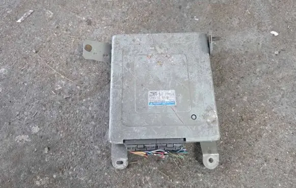 Mazda 323 Engine control unit/module E2T86886M1