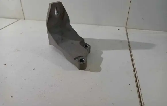 Nissan Leaf II (ZE1) Engine mount bracket