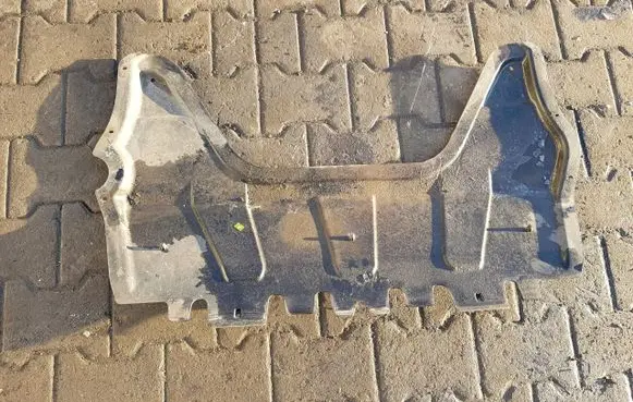 Volkswagen Tiguan Engine splash shield/under tray 5N0825235
