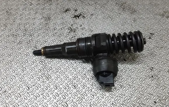 Volkswagen Golf IV Fuel injector 038130073AJ