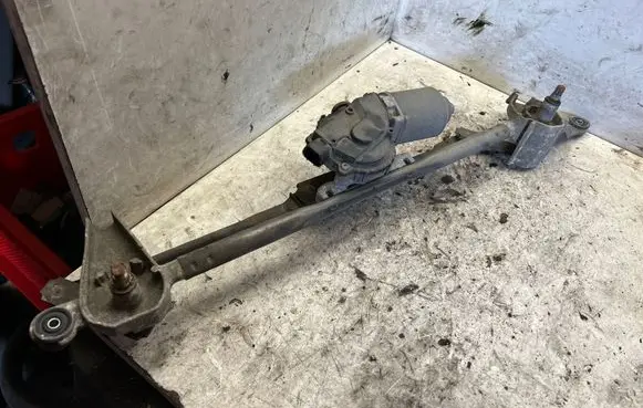 Front wiper linkage