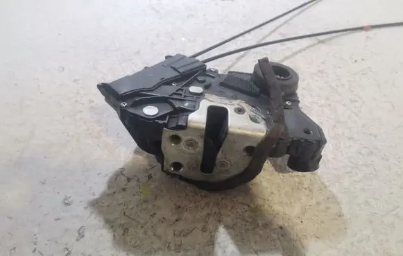 Toyota Yaris Front door lock