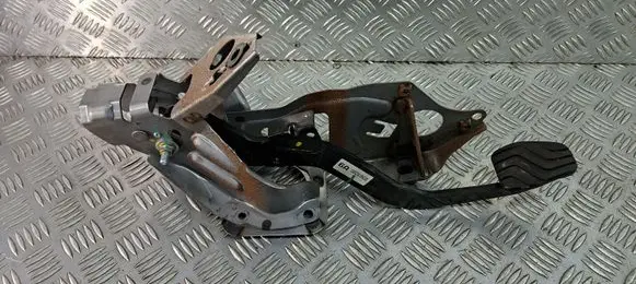 Nissan X-Trail T32 Brake pedal 