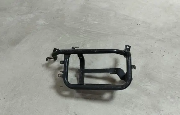 Fuel tank mounting bracket