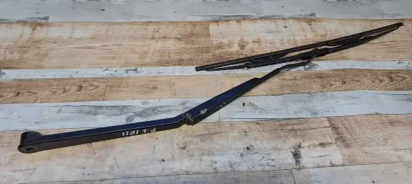 Lexus ES 250 - 300 - 330 Front wiper blade arm