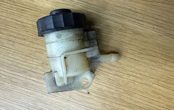 Honda Civic Clutch fluid reservoir/tank G1E601701