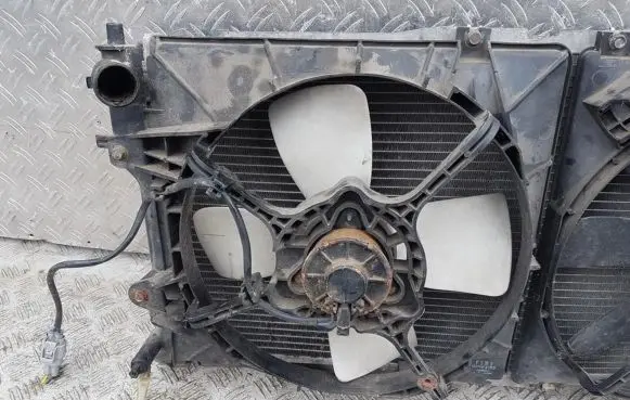 Mazda 626 Radiator cooling fan shroud
