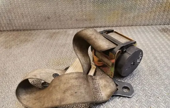 Mercedes-Benz E W211 Middle seatbelt (rear) 2118600985